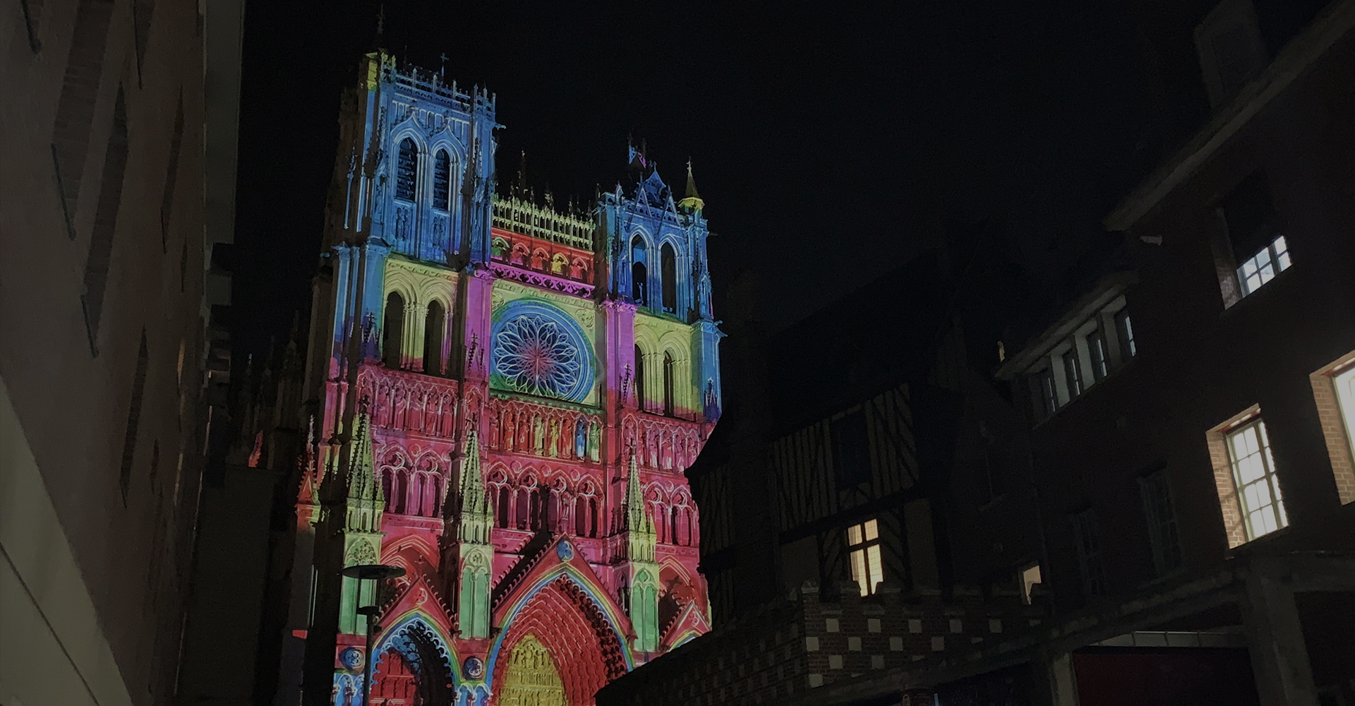 Photo slider de la cathédrale d'Amiens ou se situe l'étude Margolle Barbet & Monchaux, Abauzitcommissaires de justice