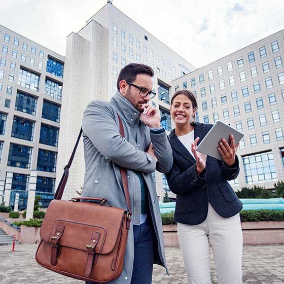 Un commissaire de justice de l'étude Margolle Barbet & Monchaux en train de conseiller un client sur le service des constats proposé par l'étude située à Amiens
