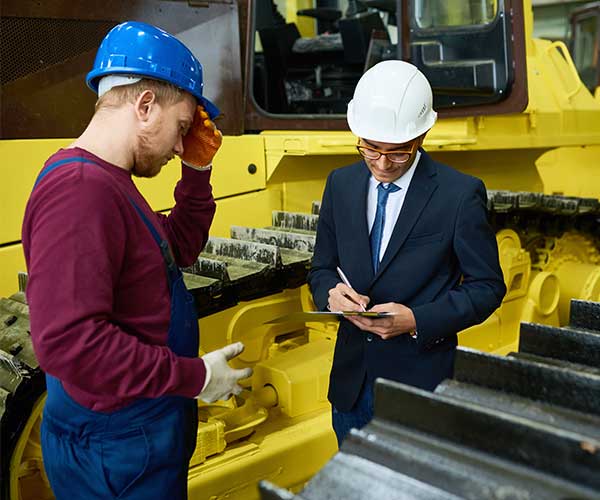 Photo d'un commissaire de justice de l'étude Margolle Barbet & Monchaux en train de réaliser un constat auprès d'un client dans la Somme