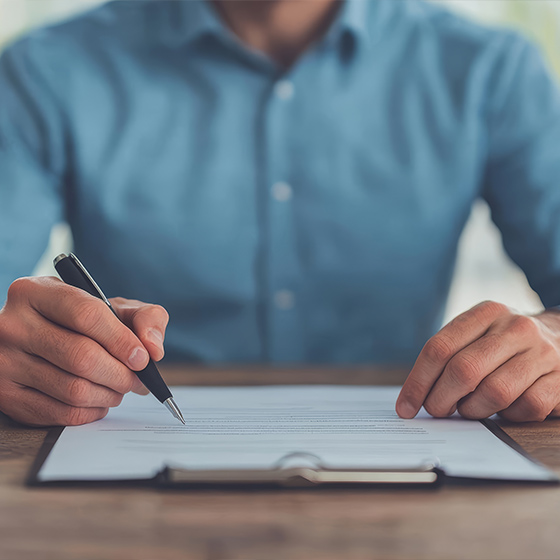 Photo d'un client qui dépose un acte chez les commissaires de justice Margolle Barbet & Monchaux à Amiens