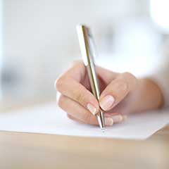 Un commissaire de justice de l'étude Margolle Barbet & Monchaux dans les Hauts-de-France en train de réaliser une signification avec un client