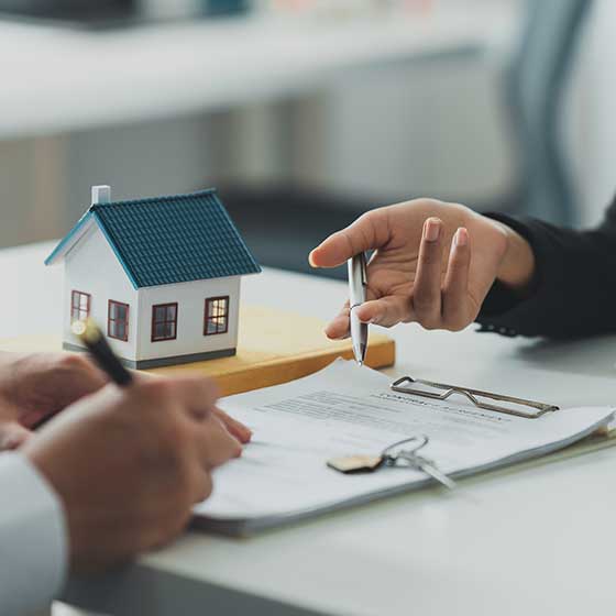 Présentation à un client des différents pôles spécialisés possible à l'étude des commissaires de justice Margolle Barbet & Monchaux à Amiens dans les Hauts-de-France