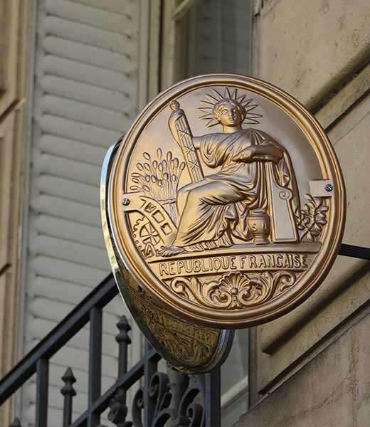Plaque de la république Française sur la face de l'étude des commissaires de justice Margolle Barbet & Monchaux située à Amiens dans les Hauts-de-France
