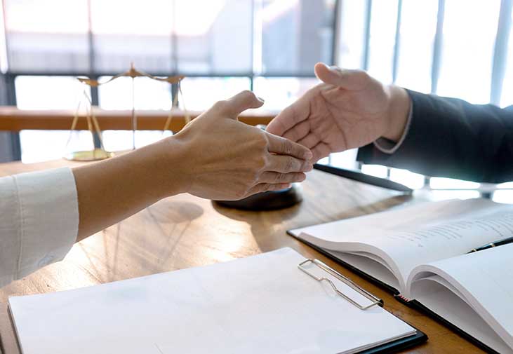 Un commissaire de justice de l'étude Margolle Barbet & Monchaux d'Amiens qui sert la main à une cliente à la suite d'un constat