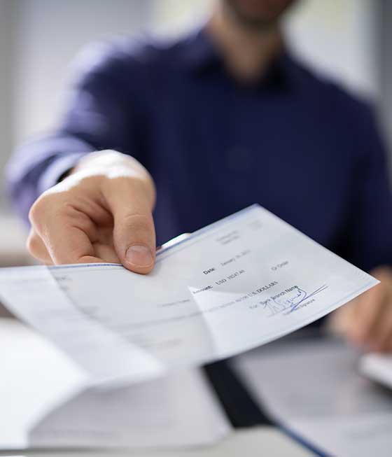 Photo d'un commissaire de justice de l'étude Margolle Barbet & Monchaux d'Amiens, en train de trouver une solution alternative pour son client
