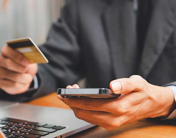 Un client de l'étude Margolle Barbet & Monchaux en train d'effectuer son paiement en ligne sécurisé sur le site.