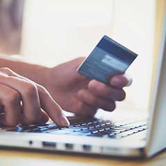 Un client qui est en train d'utiliser la fonction de paiement en ligne sur le site des commissaires de justice Margolle Barbet & Monchaux à l'étude d'Amiens