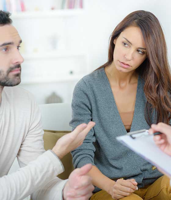 Photo de clients en train de discuter avec un commissaire de justice de l'étude Margolle Barbet & Monchaux pour trouver des solutions alternatives