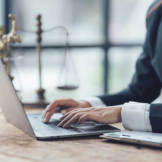 Commissaire de justice de l'étude Margolle Barbet & Monchaux à Amiens en train de rédiger un constat pour un client dans l'Aisne