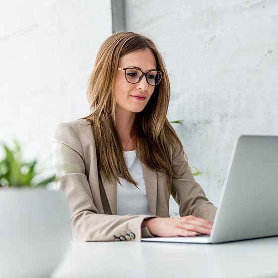 Une commissaire de justice en train de rédiger un constat pour un client à l'étude Margolle Barbet & Monchaux à Amiens dans les Hauts-de-France