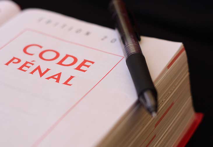 Photo du Code pénal illustrant les réformes judiciaires expliquées sur le site de Margolle Barbet & Monchaux, commissaires de justice à Amiens, Hauts-de-France.