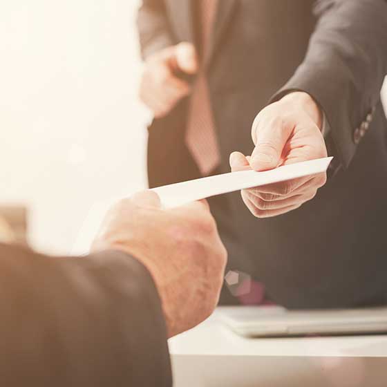 Un commissaire de justice de l'étude Margolle Barbet & Monchaux en train de transmettre une signification à un client dans les Hauts-de-France à Amiens