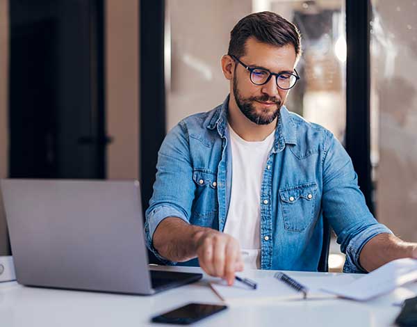 Un client de l'étude des commissaires de justice Margolle Barbet & Monchaux en train d'effectuer son paiement en ligne