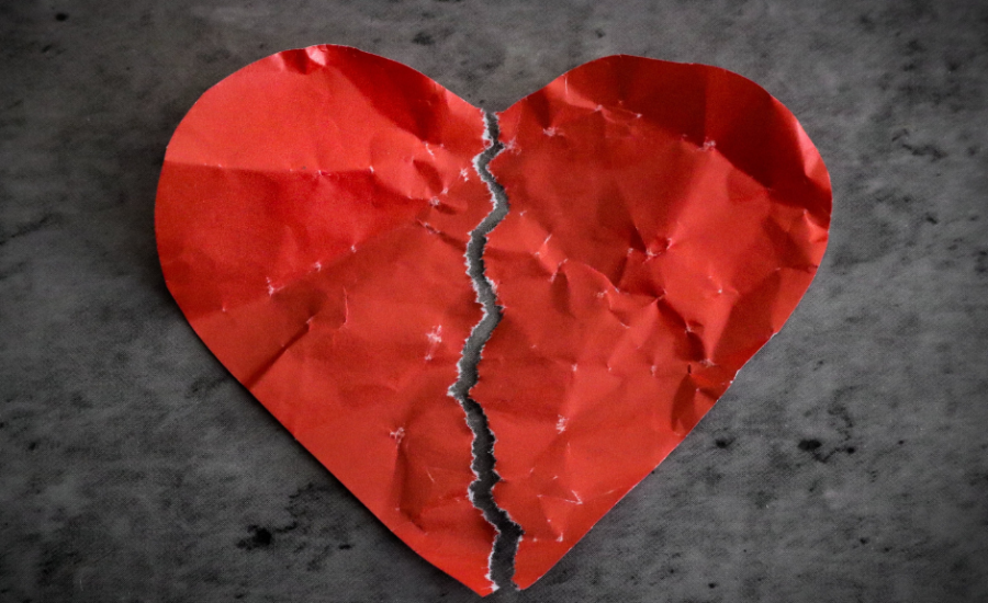 Découvrez comment mettre fin à un PACS unilatéralement : étapes légales, rôle du commissaire de justice, effets patrimoniaux et opposabilité.