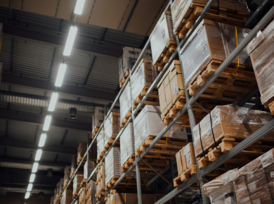 Destruction de marchandises : pourquoi faire intervenir un commissaire de justice ? Découvrez l’intérêt, le déroulement et la valeur juridique du constat de destruction de stock.