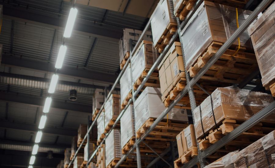 Destruction de marchandises : pourquoi faire intervenir un commissaire de justice ? Découvrez l’intérêt, le déroulement et la valeur juridique du constat de destruction de stock.