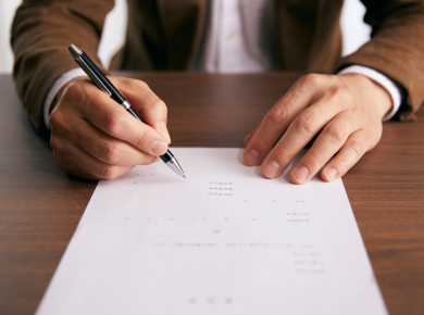 La reconnaissance de dette est un outil indispensable pour sécuriser un prêt entre particuliers. Découvrez comment la rédiger correctement et comment le commissaire de justice renforce votre sécurité juridique.