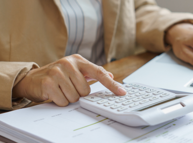 Quel est le prix d’un constat de commissaire de justice ? Honoraires libres, critères de coût, TVA et valeur juridique : découvrez tout ce qu’il faut savoir.