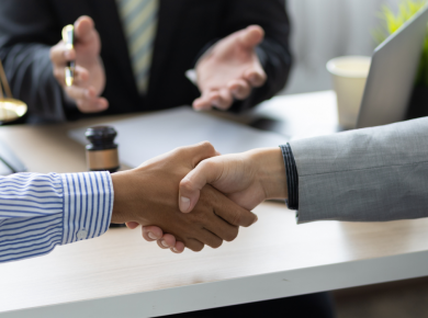 Découvrez comment régler un conflit par la médiation : définition, fonctionnement, avantages et rôle d’un commissaire de justice pour une résolution amiable efficace.