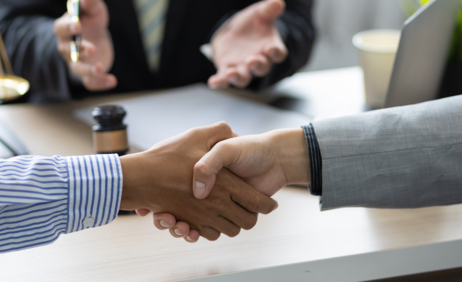 Découvrez comment régler un conflit par la médiation : définition, fonctionnement, avantages et rôle d’un commissaire de justice pour une résolution amiable efficace.