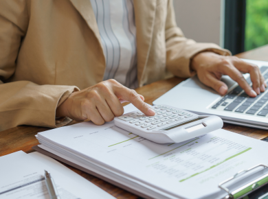 Saisie sur compte bancaire : découvrez comment fonctionne la saisie-attribution, ses conditions, ses délais et les droits du débiteur. Explications juridiques claires par un commissaire de justice.