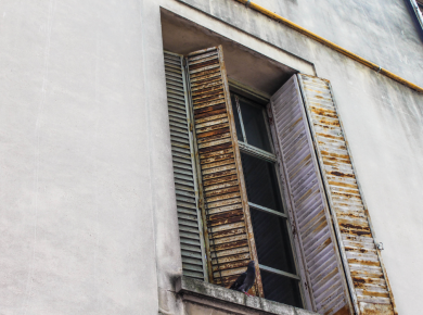 Votre logement est squatté ? Découvrez les recours du propriétaire, la procédure d'évacuation, le rôle du commissaire de justice et les règles applicables en 2026.
