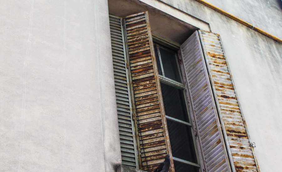 Votre logement est squatté ? Découvrez les recours du propriétaire, la procédure d'évacuation, le rôle du commissaire de justice et les règles applicables en 2026.